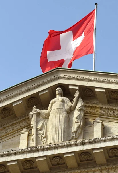 Schweizerische Flagge und Statue der Gerechtigkeit auf dem Bundesgerichtshof der Schweiz — Stockfoto