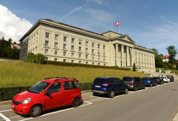 Aparcamiento cerca de Tribunal Supremo Federal de Suiza en Lausana — Foto de Stock
