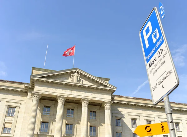 Aparcamiento cerca de Tribunal Supremo Federal de Suiza en Lausana — Foto de Stock