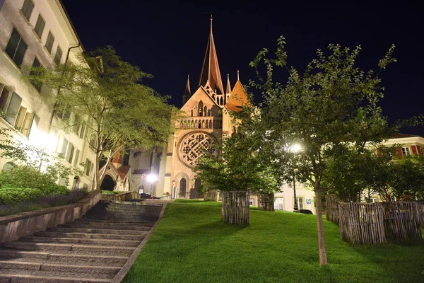 Catedral de Notre Dame em Lausanne à noite, Suíça — Fotografia de Stock