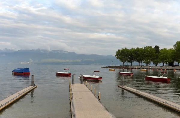 Přístav na Ženevském jezeře v Lausanne, Švýcarsko — Stock fotografie