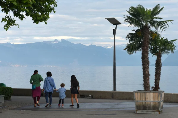 Lidé na Ženevské jezero promenádě v Lausanne, Švýcarsko — Stock fotografie