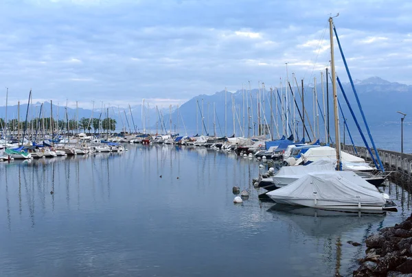 Přístav na Ženevském jezeře v Lausanne, Švýcarsko — Stock fotografie