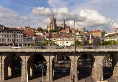 Grand Pont Köprüsü (büyük köprü) ve Notre Dame Katedrali Lozan'da Lausanne cityscape, arka plan, Lausanne, İsviçre.