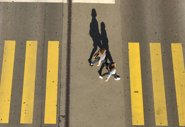 Lidé na přechodu pro chodce pohled shora. Daili život v Lausanne — Stock fotografie