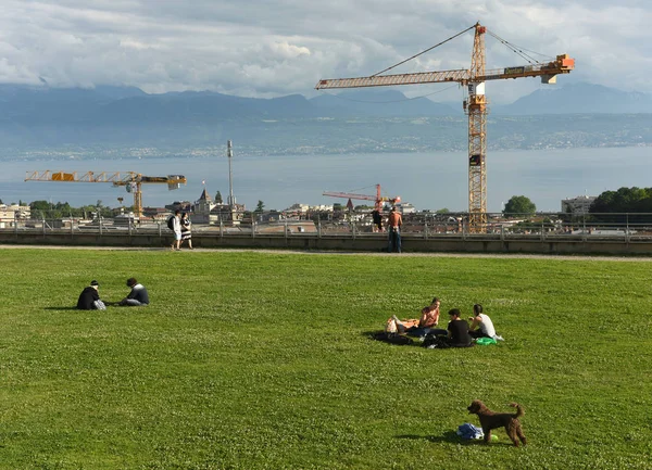 As pessoas relaxam na Esplanada de Montbenon (em francês: Esplanade de Montbenon) em Lausanne, Suíça. Vida diária em Lausanne . — Fotografia de Stock