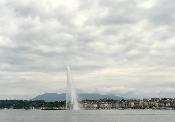 Berühmter Brunnen jet d 'eau in Genf, Schweiz — Stockfoto