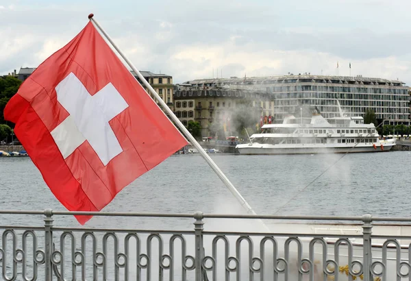 Svájci lobogó a rakparton, Genf, Svájc. — Stock Fotó