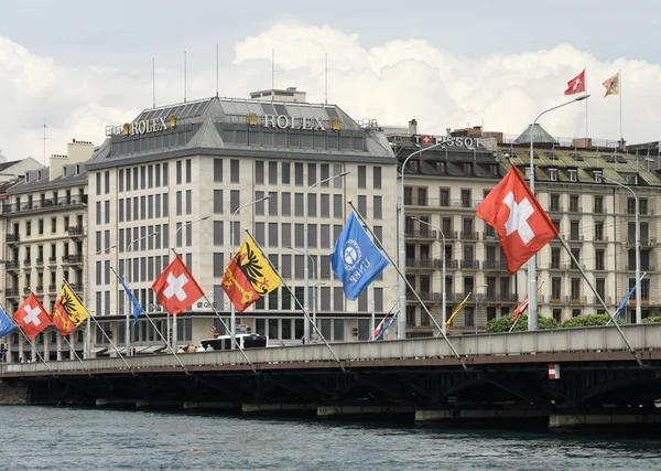 Ελβετική σημαία και σημαία της Γενεύης στη γέφυρα στη Γενεύη, Ελβετία. — Φωτογραφία Αρχείου