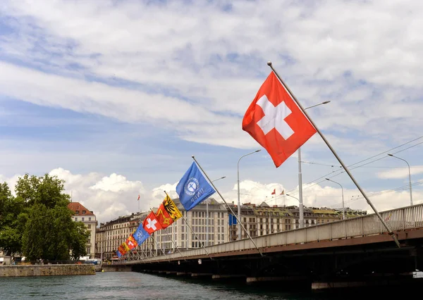 Bandeira e bandeira suíça de Genebra na ponte em Genebra, Suíça . — Fotografia de Stock