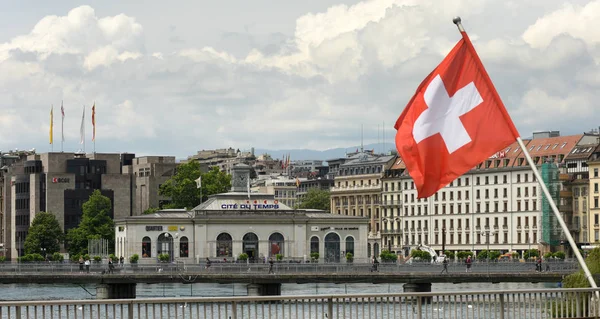La cite du temps building und Schweizer Flagge in Genf, Schweiz — Stockfoto
