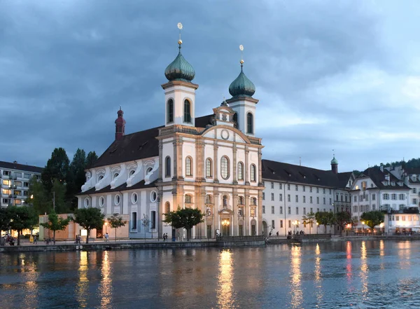 Иезуитская церковь ночью в Люцерне, Швейцария — стоковое фото