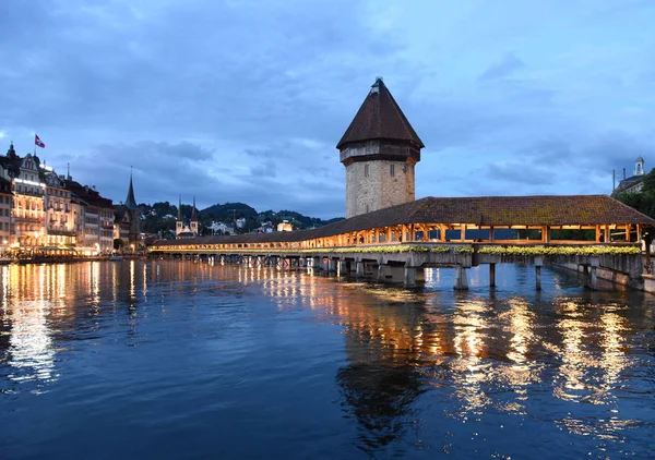 Kapellbrücke Wasserturm bei Nacht am Vierwaldstättersee, Luzern, Schweiz — Stockfoto