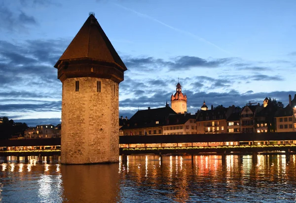 Luzerner Stadtbild bei Nacht Schweiz. — Stockfoto