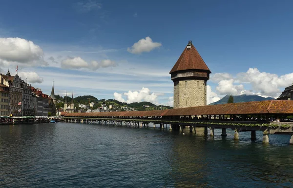 Városkép Lucerne, Svájc. Kápolna-híd (Kapellbrucke) és a víztorony, a Luzerni-tó, Svájc — Stock Fotó