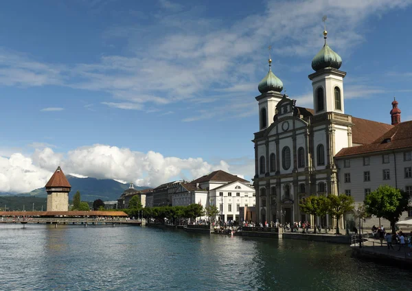 Városkép Lucerne, Svájc. Jezsuita templom és kápolna hídtól (Kapellbrucke), a víztorony, a Luzerni-tó, Svájc — Stock Fotó