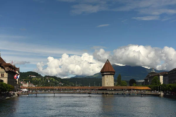 Városkép Lucerne, Svájc. Kápolna-híd (Kapellbrucke) és a víztorony, a Luzerni-tó, Svájc — Stock Fotó