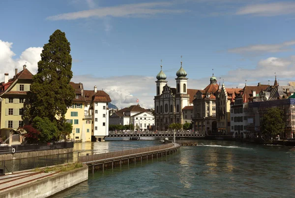 Luzern városkép a jezsuita templom, Svájc. — Stock Fotó