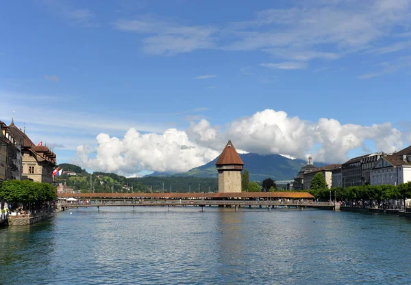 Міський краєвид Люцерн, Швейцарія. Капличний міст (Kapellbrucke) та водонапірної башти на озеро Люцерн, Швейцарія — стокове фото