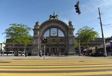 Lucerne tren istasyonu girişinin önünde kemer. 
