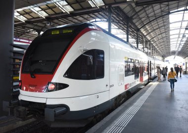 Lucerne tren garına tren yakın kişi. Lucerne Tren Garı.