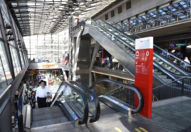 Lucerne tren istasyonu. İnsanlarda merkez tren istasyonu Lucerne.