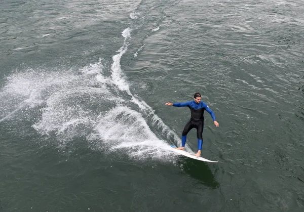 Surfař na řeky Reuss v Lucerne, Švýcarsko. — Stock fotografie