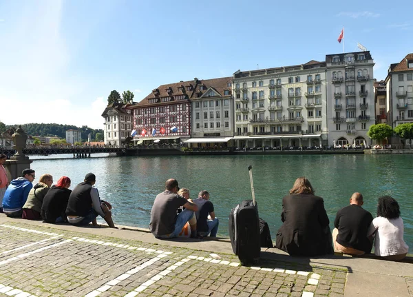 Az emberek ülnek a töltésen a Luzern, Luzern, Svájc — Stock Fotó