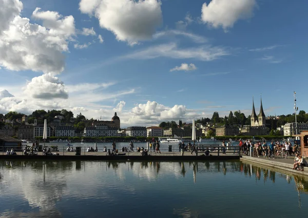 Az emberek a töltésen lake Lucerne, Svájc Luzern utca-és városrészlet. — Stock Fotó