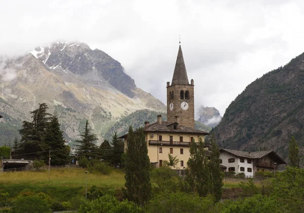 Kerk in dorp Gignod, telt Gignod, Italië — Stockfoto