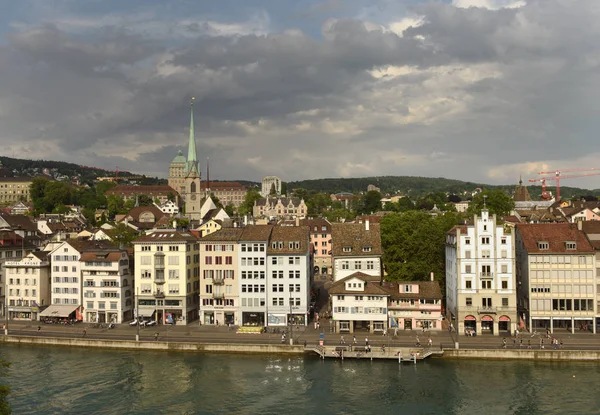 Цюрихский городской пейзаж из Линденхофа. Швейцария — стоковое фото