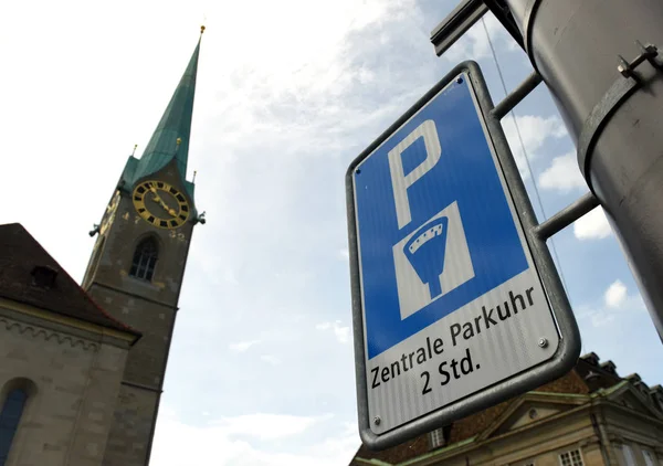 Zürich, Schweiz - 03 juni 2017: Parkering skylt i centrum av Z — Stockfoto