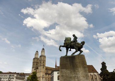 Büyük Minster Kilisesi (Grossmunster) ve Hans Waldmann anıt, Zürih, İsviçre 