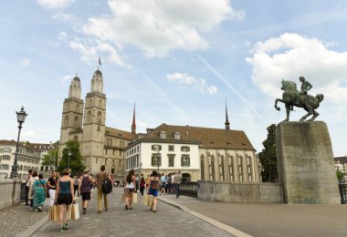 İnsanlar Mnsterbrcke köprü yakınında büyük Minster Kilisesi (Grossmunster) ve Hans Waldmann anıt, Zürih, İsviçre 