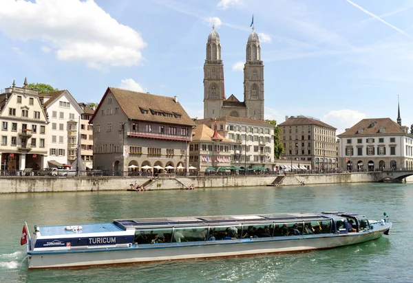 Perahu sungai di Limmatquai dan gereja Great Minster (Grossmunster), Zurich, Swiss . — Stok Foto
