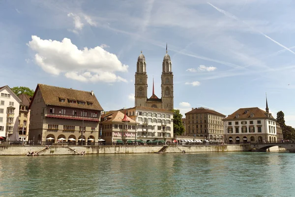 Zürich Stadtbild mit grosser Münsterkirche (Grossmünster), Zürich, Schweiz — Stockfoto