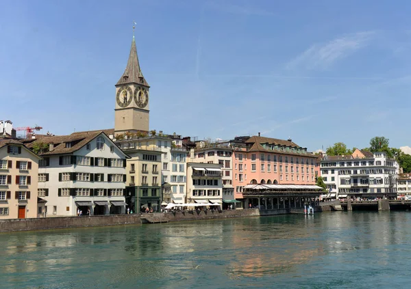 Zürich városkép Limmatquai és a Szent Péter templom, Svájc — Stock Fotó