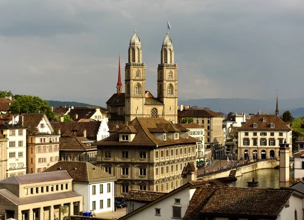 Город Цюрих с церковью Великого Министра, Цюрих, Швейцария — стоковое фото