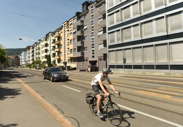 Ποδηλάτης στην οδό της Ζυρίχης. Καθημερινή ζωή για: Ζυρίχη. — Φωτογραφία Αρχείου