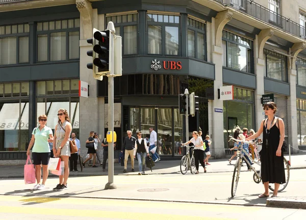 Pessoas na rua perto do Banco da UBS em Zurique. Vida diária em Zurique . — Fotografia de Stock