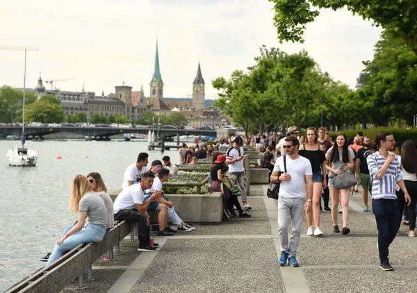 Pessoas em Zurique Lake Promenade. Vida diária em Zurique . — Fotografia de Stock