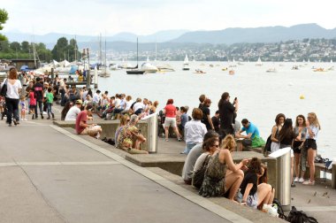 Quay Lake Zurich insanlar. Zürih'te günlük yaşam.