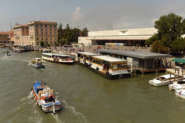 Venedik deniz otobüsü ya da Venedik Santa Lucia tren istasyonu (di Venezia Stazione Santa Lucia) yakın vaporetto. 