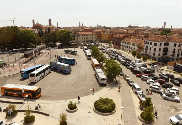 Transporte na Praça Piazzale Roma em Veneza . — Fotografia de Stock