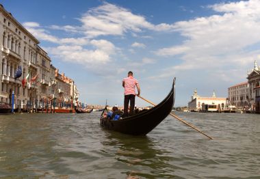 Gondol ve şair üzerinde Gran Canal Venedik, İtalya.
