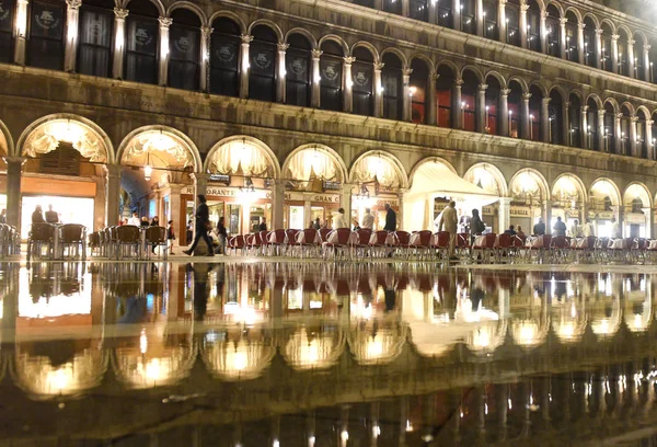 Кафе на площі Сан-Марко з відображенням на воді на ніч у Венеції. — стокове фото