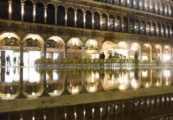 Café na Praça de San Marco, com reflexo na água à noite em Veneza. — Fotografia de Stock