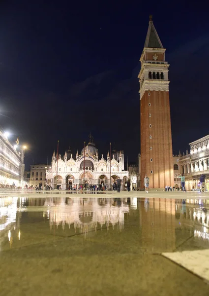 Catedral de San Marco e Campanile na Praça San Marco à noite em Veneza, Itália . — Fotografia de Stock