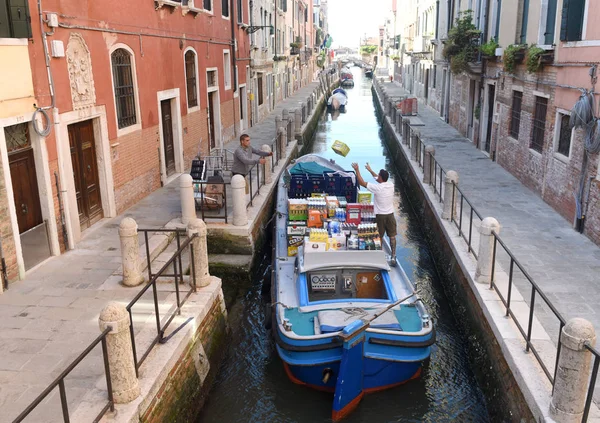 Barco no canal em Veneza. Vida diária veneziana. — Fotografia de Stock