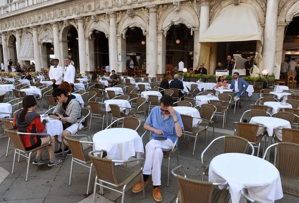 Pessoas no café na Praça de San Marco em Veneza. — Fotografia de Stock